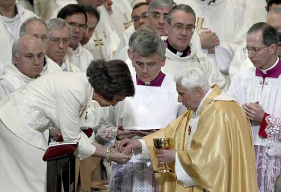 Queen Sofia receives Communion in the hand 01